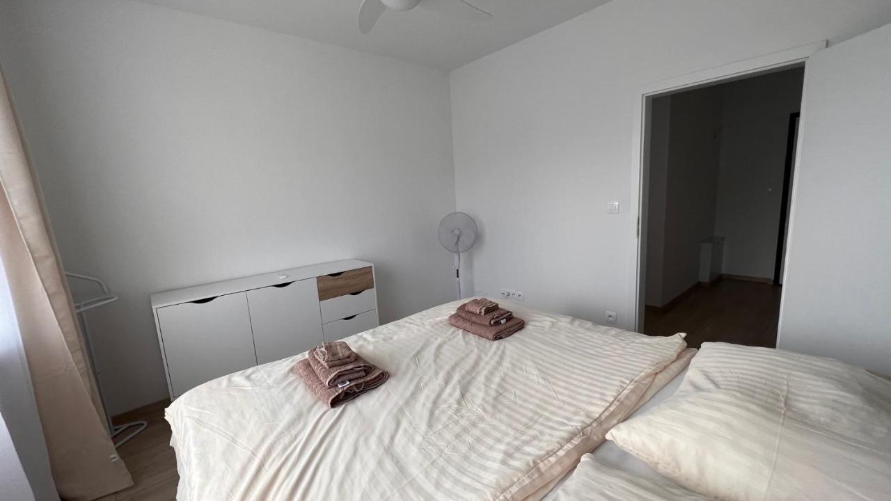 Air-Conditioned 2 Room Apartment, With Terrace, Rovinka, 302 Esterno foto